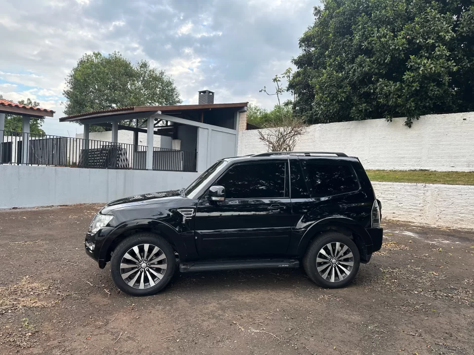 Mitsubishi Pajero Full